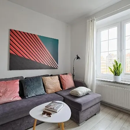 Urban Nest & Kotwicznikow 21 *